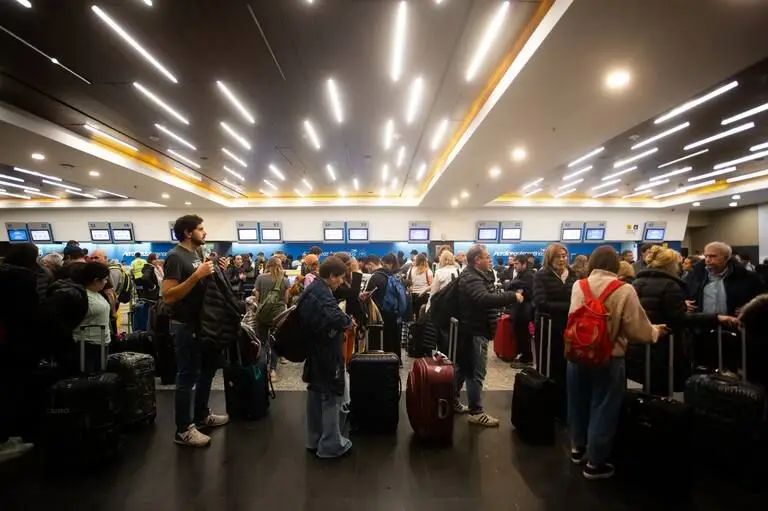 DESCONCIERTO EN AEROPARQUE: 2600 PASAJEROS VARADOS