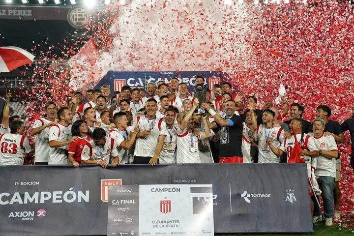 Estudiantes sacó a la venta la remera del campeón