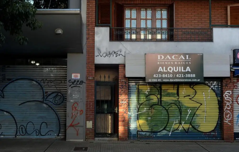 Parece una película de Spielberg: el drama para alquilar casa en La Plata