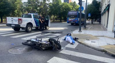 Un motociclista murió tras chocar contra un colectivo en pleno centro platense