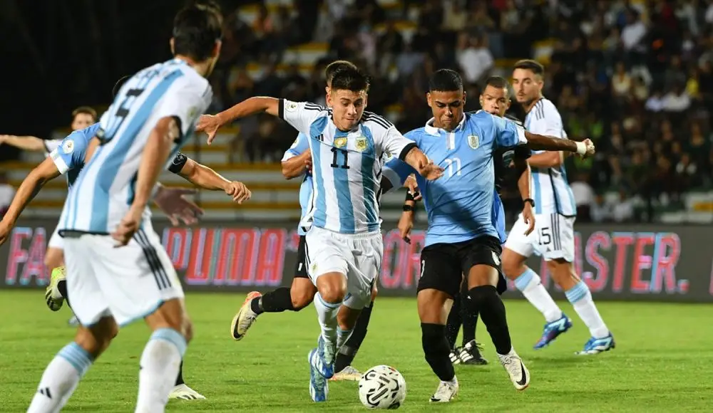 Argentina empató 3 a 3 con Uruguay y selló el pase a la fase final