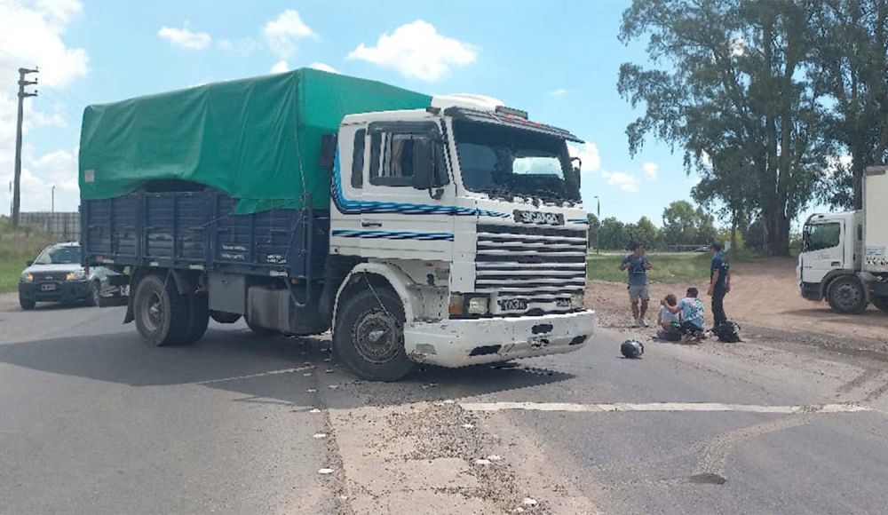 Impactante choque entre un camión y una moto en ruta 36