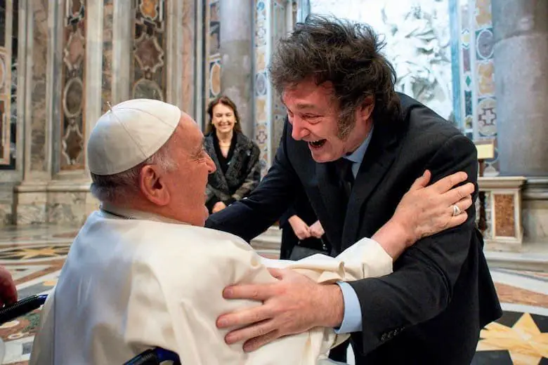 Milei y un caluroso abrazo con el Papa Francisco