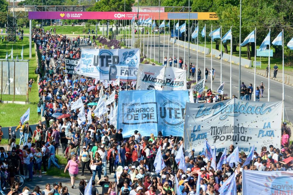 Organizaciones sociales cortan la Autopista La Plata-Buenos Aires