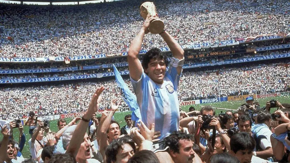 Subastan el Balón de Oro que ganó Maradona