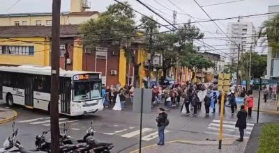 Misiones: Docentes y trabajadores de la salud bloquean las calles pidiendo mejoras salariales