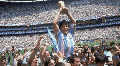 Subastan el Balón de Oro que ganó Maradona