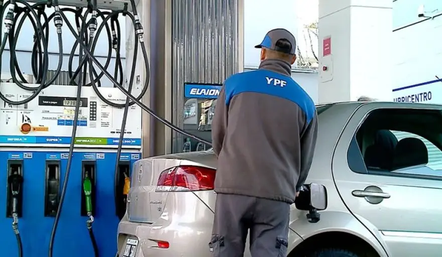 Combustibles: YPF baja el precio pero el Gobierno sube impuestos