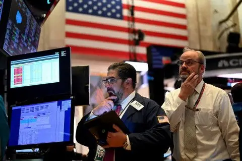 Wall Street busca estabilizarse en medio de la turbulencia financiera