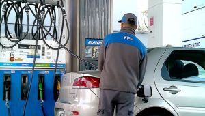 Combustibles: YPF baja el precio pero el Gobierno sube impuestos