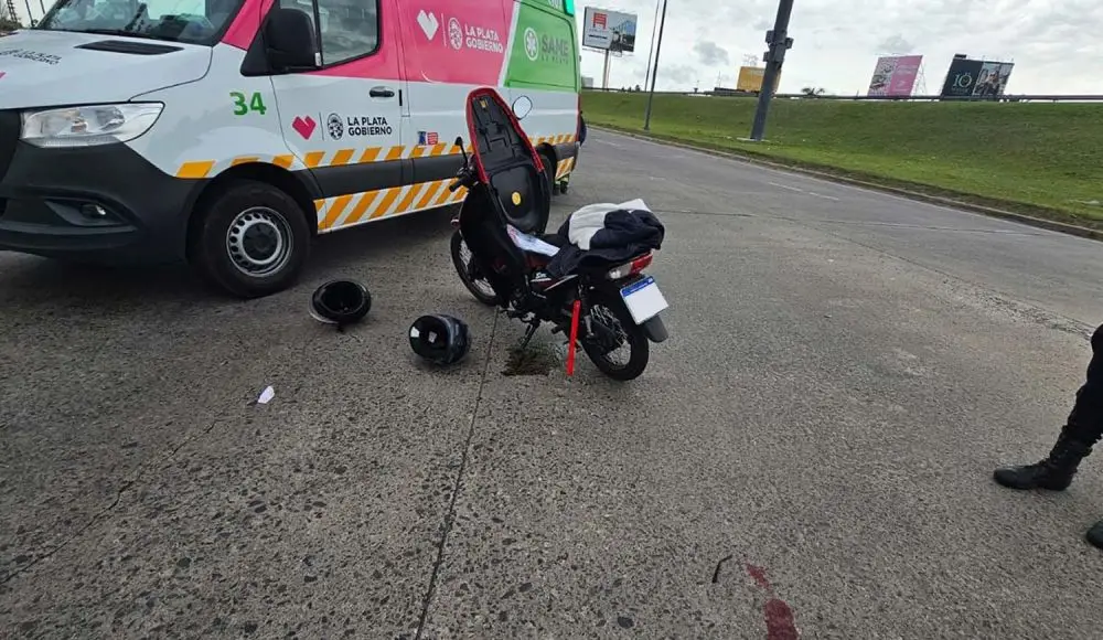 Fuerte choque entre moto y coche