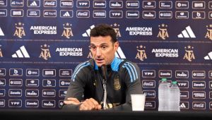 Scaloni en conferencia: “No está bueno vivir de cerca el huracán”