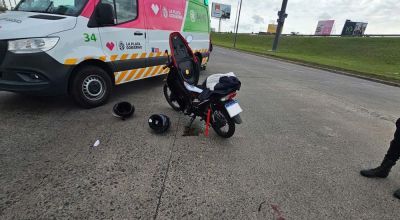 Fuerte choque entre moto y coche