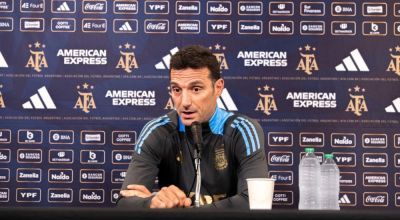 Scaloni en conferencia: “No está bueno vivir de cerca el huracán”