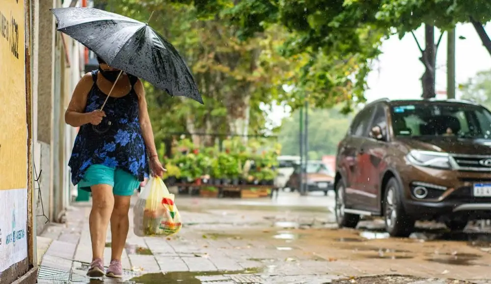 Las fuertes lluvias dejaron calles anegadas en la región