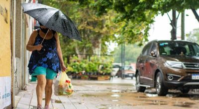 Las fuertes lluvias dejaron calles anegadas en la región